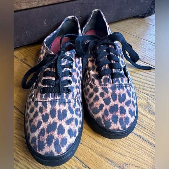 Vans Shoes - Vans - Leopard Print Lace Up Lows Sneakers - Size : M7 W8.5